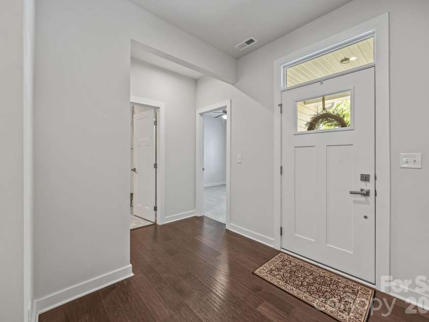 10277 October Glory Way, Charlotte, NC 28215.  MLS# CAR4369336, YatesRealty ID 12332. Entry Foyer