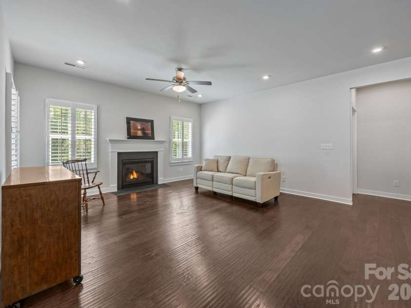 10277 October Glory Way, Charlotte, NC 28215.  MLS# CAR4369336, YatesRealty ID 12332. Great Room