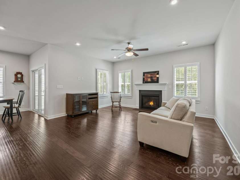 10277 October Glory Way, Charlotte, NC 28215.  MLS# CAR4369336, YatesRealty ID 12332. Great Room