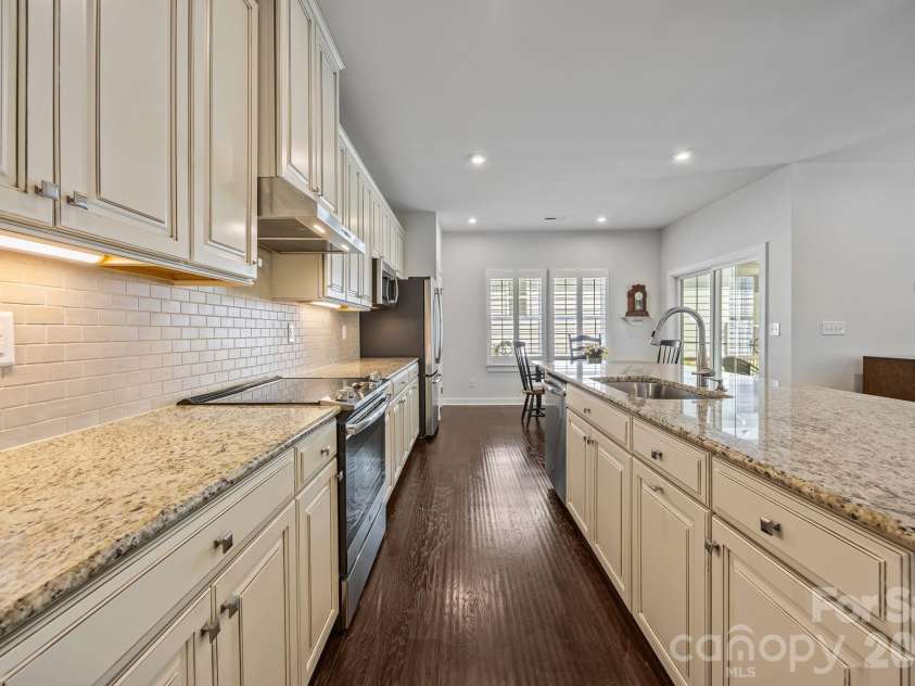 10277 October Glory Way, Charlotte, NC 28215.  MLS# CAR4369336, YatesRealty ID 12332. Kitchen