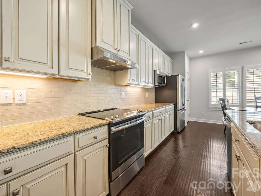 10277 October Glory Way, Charlotte, NC 28215.  MLS# CAR4369336, YatesRealty ID 12332. Kitchen