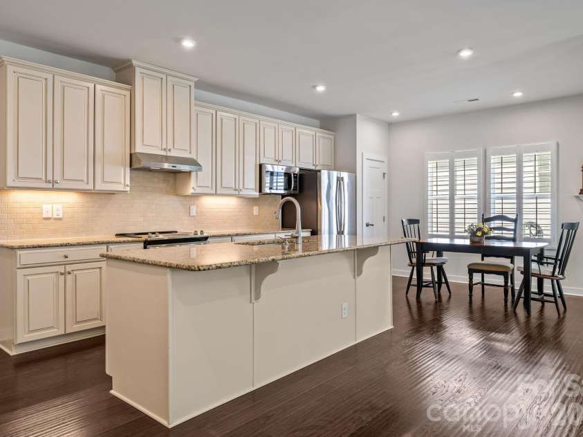 10277 October Glory Way, Charlotte, NC 28215.  MLS# CAR4369336, YatesRealty ID 12332. Kitchen