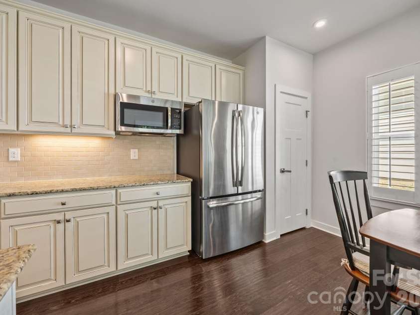 10277 October Glory Way, Charlotte, NC 28215.  MLS# CAR4369336, YatesRealty ID 12332. Kitchen