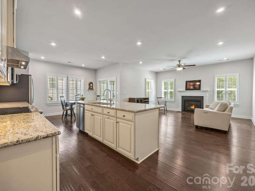 10277 October Glory Way, Charlotte, NC 28215.  MLS# CAR4369336, YatesRealty ID 12332. Kitchen and Great Room