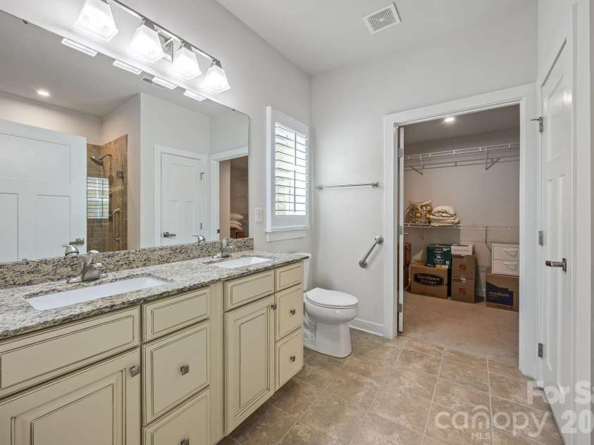 10277 October Glory Way, Charlotte, NC 28215.  MLS# CAR4369336, YatesRealty ID 12332. Primary Bath