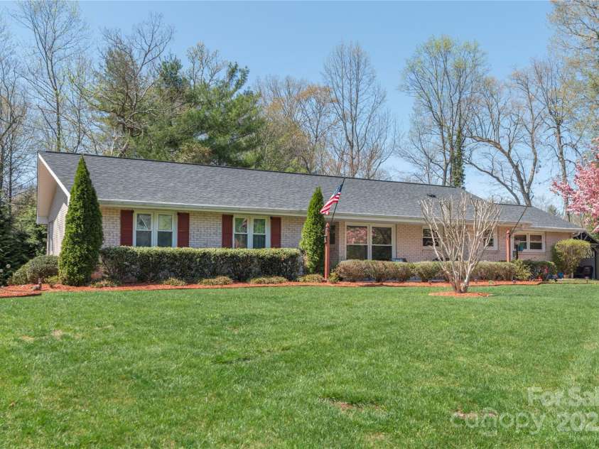 307 Tree Haven Boulevard, Hendersonville, NC 28791.  MLS# CAR4256725, YatesRealty ID 12336. 