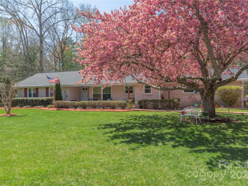 307 Tree Haven Boulevard, Hendersonville, NC 28791.  MLS# CAR4256725, YatesRealty ID 12336. 