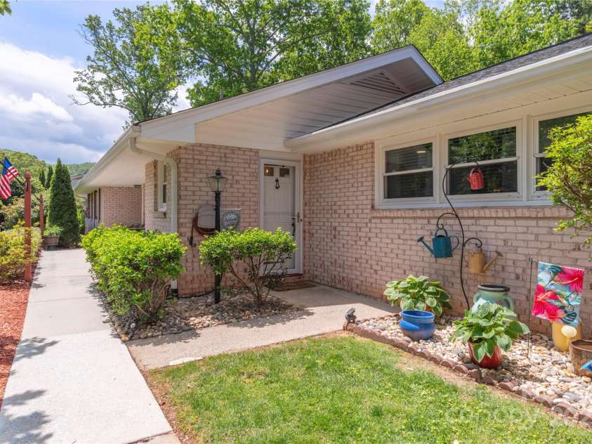 307 Tree Haven Boulevard, Hendersonville, NC 28791.  MLS# CAR4256725, YatesRealty ID 12336. 