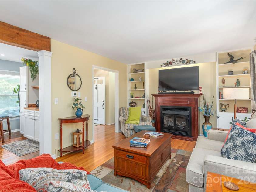 307 Tree Haven Boulevard, Hendersonville, NC 28791.  MLS# CAR4256725, YatesRealty ID 12336. 