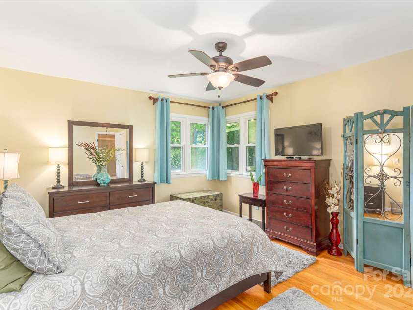 307 Tree Haven Boulevard, Hendersonville, NC 28791.  MLS# CAR4256725, YatesRealty ID 12336. 