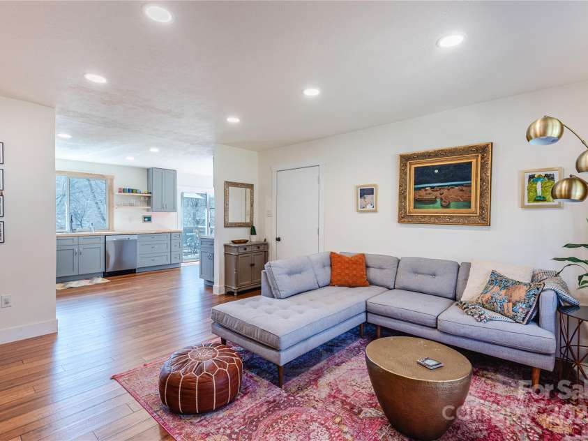 7 Brookcliff Drive, Asheville, NC 28804.  MLS# CAR4224301, YatesRealty ID 12337. Open floor plan