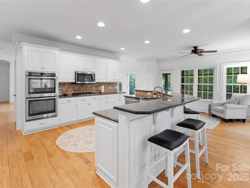 440 Sharon Amity Road, Charlotte, NC 28211.  MLS# CAR4252622, YatesRealty ID 12338. 