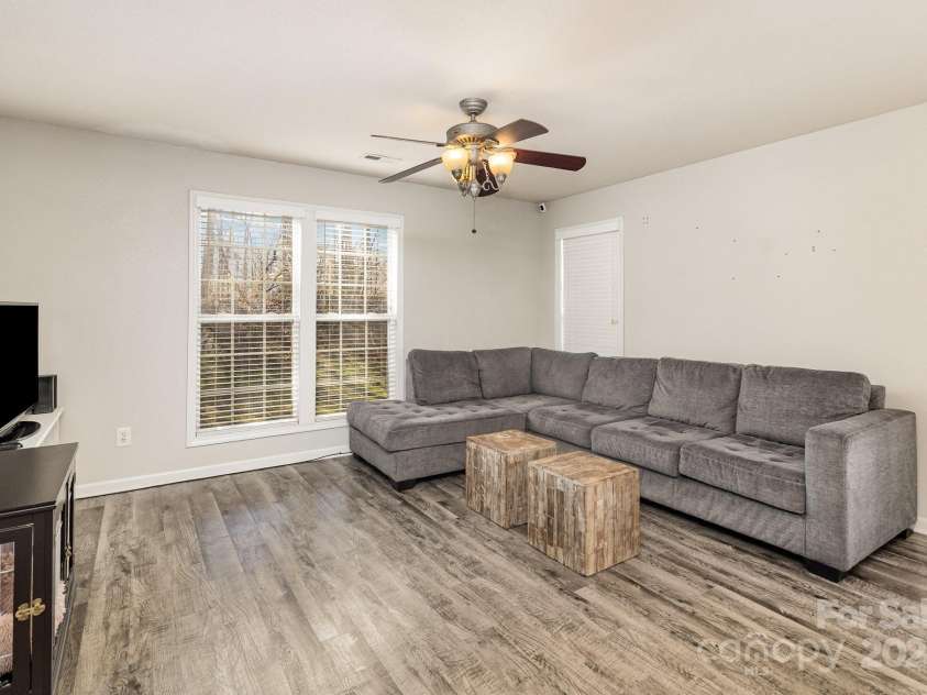 9562 Littleleaf Drive, Charlotte, NC 28215.  MLS# CAR4230637, YatesRealty ID 12341. 