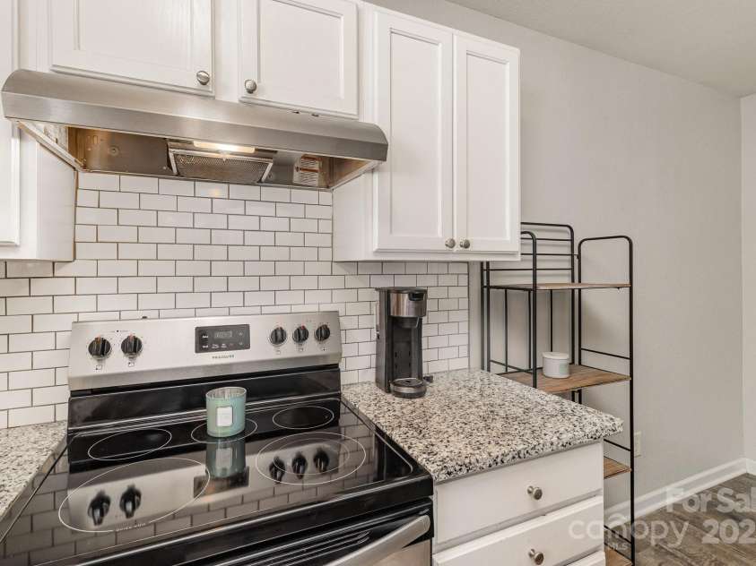 9562 Littleleaf Drive, Charlotte, NC 28215.  MLS# CAR4230637, YatesRealty ID 12341. 