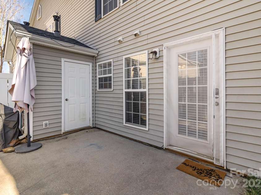 9562 Littleleaf Drive, Charlotte, NC 28215.  MLS# CAR4230637, YatesRealty ID 12341. 