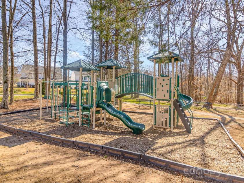 9562 Littleleaf Drive, Charlotte, NC 28215.  MLS# CAR4230637, YatesRealty ID 12341. Park