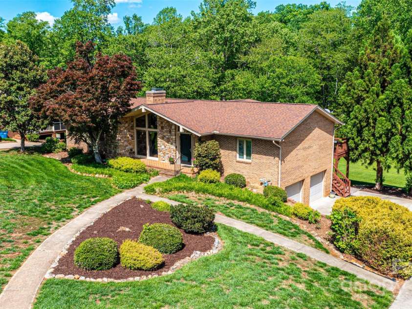 3520 4th Street Boulevard, Hickory, NC 28601.  MLS# CAR4255577, YatesRealty ID 12347. 