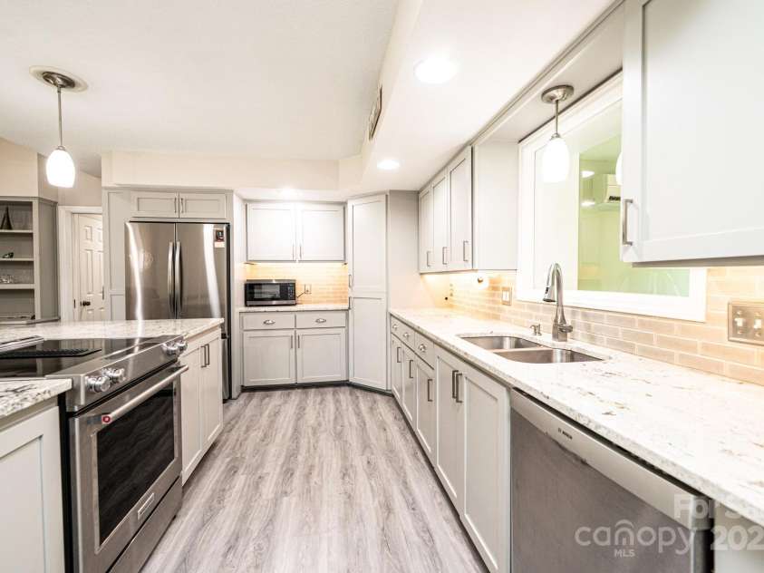 3520 4th Street Boulevard, Hickory, NC 28601.  MLS# CAR4255577, YatesRealty ID 12347. 