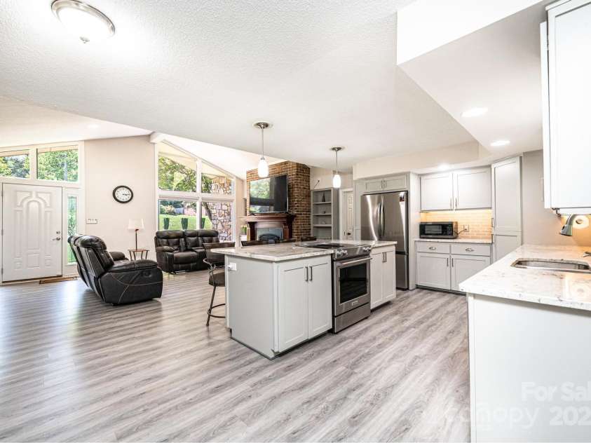 3520 4th Street Boulevard, Hickory, NC 28601.  MLS# CAR4255577, YatesRealty ID 12347. 