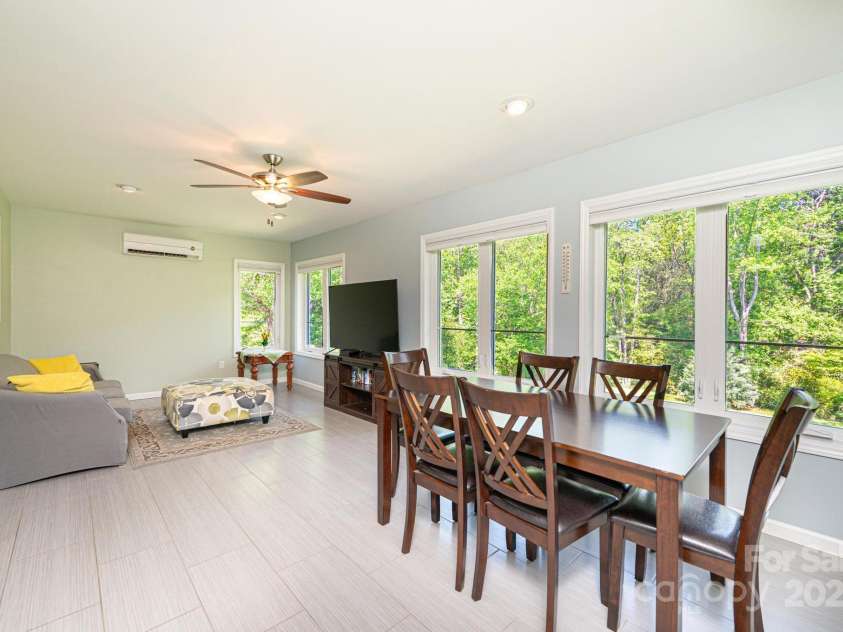 3520 4th Street Boulevard, Hickory, NC 28601.  MLS# CAR4255577, YatesRealty ID 12347. 