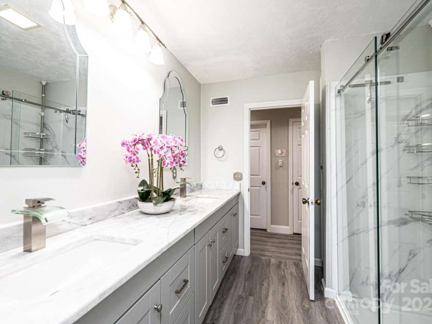 3520 4th Street Boulevard, Hickory, NC 28601.  MLS# CAR4255577, YatesRealty ID 12347. 