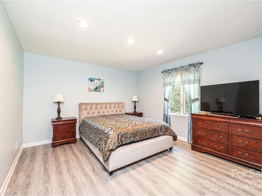 3520 4th Street Boulevard, Hickory, NC 28601.  MLS# CAR4255577, YatesRealty ID 12347. 