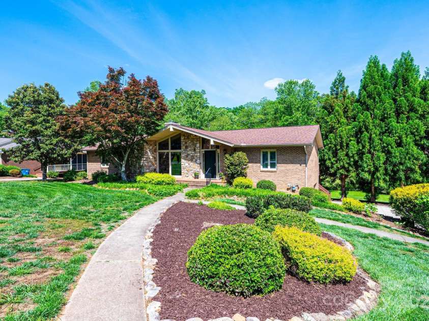 3520 4th Street Boulevard, Hickory, NC 28601.  MLS# CAR4255577, YatesRealty ID 12347. 