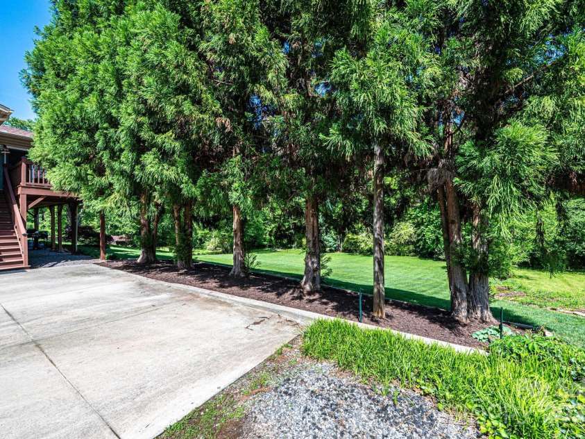 3520 4th Street Boulevard, Hickory, NC 28601.  MLS# CAR4255577, YatesRealty ID 12347. 