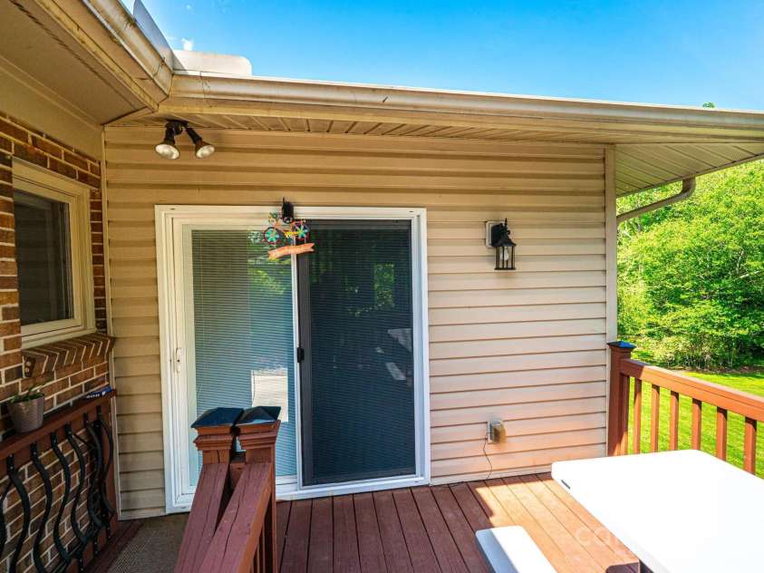 3520 4th Street Boulevard, Hickory, NC 28601.  MLS# CAR4255577, YatesRealty ID 12347. 