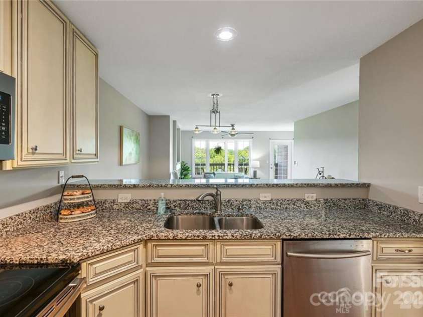 29 Rotunda Circle, Asheville, NC 28806.  MLS# CAR4313720, YatesRealty ID 12350. Entry Way Kitchen