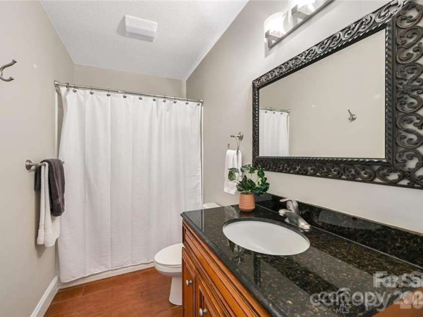 29 Rotunda Circle, Asheville, NC 28806.  MLS# CAR4313720, YatesRealty ID 12350. Guest Bath