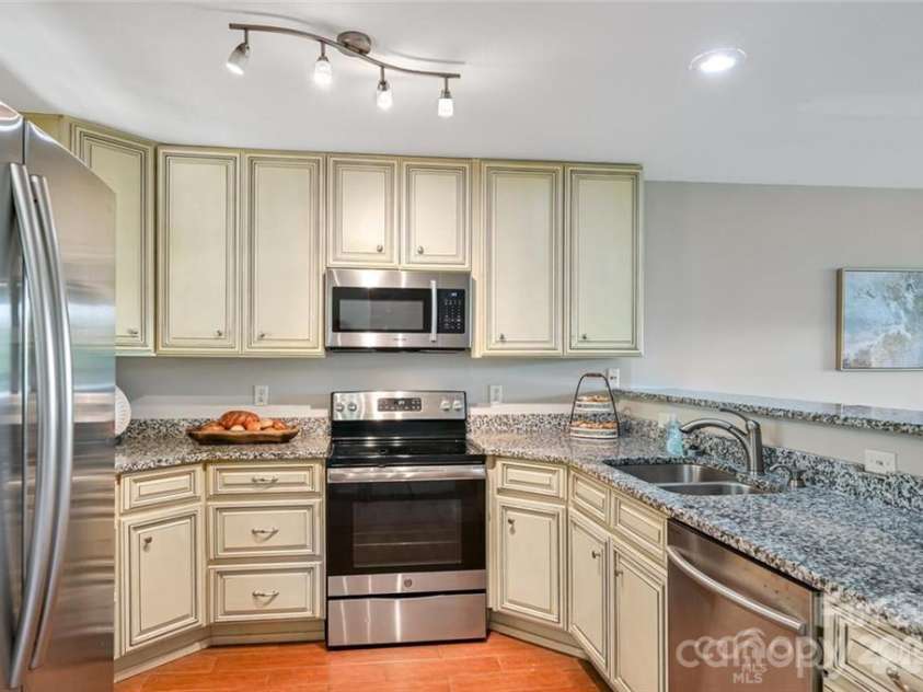 29 Rotunda Circle, Asheville, NC 28806.  MLS# CAR4313720, YatesRealty ID 12350. Kitchen with Stainless/Granite