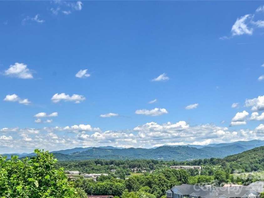29 Rotunda Circle, Asheville, NC 28806.  MLS# CAR4313720, YatesRealty ID 12350. Mountain Views