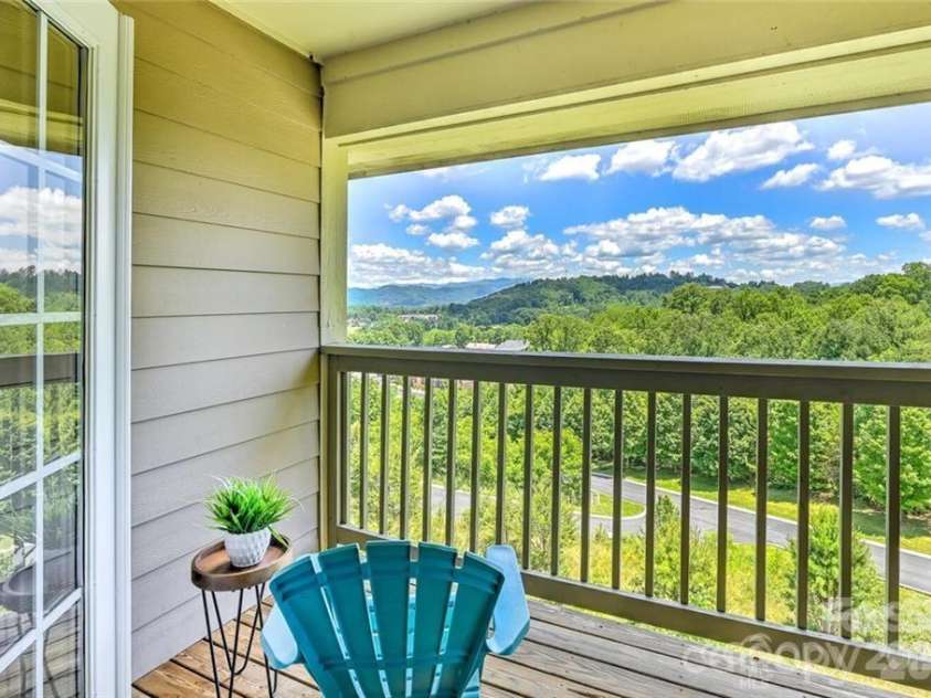 29 Rotunda Circle, Asheville, NC 28806.  MLS# CAR4313720, YatesRealty ID 12350. Primary Balcony