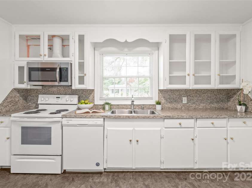 1320 Hartford Avenue, Charlotte, NC 28209.  MLS# CAR4258036, YatesRealty ID 12351. 