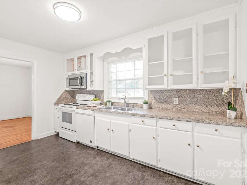 1320 Hartford Avenue, Charlotte, NC 28209.  MLS# CAR4258036, YatesRealty ID 12351. 