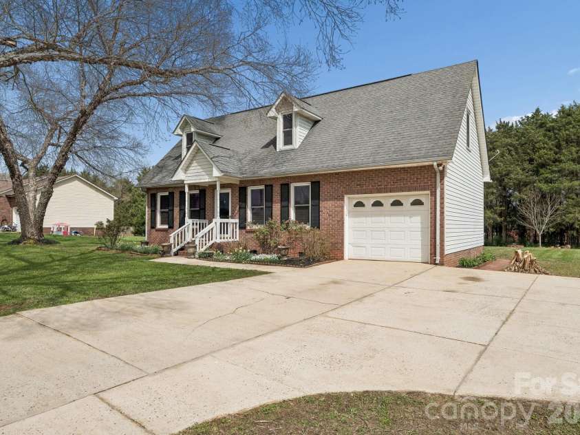 125 Equestrian Drive, Mooresville, NC 28115.  MLS# CAR4358996, YatesRealty ID 12353. 