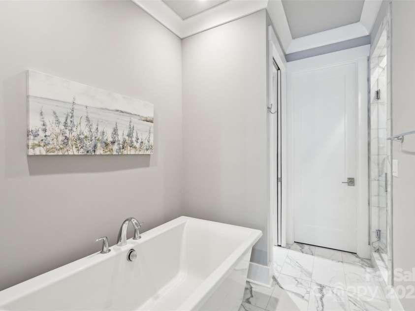 7908 Rea View Court, Charlotte, NC 28226.  MLS# CAR4257499, YatesRealty ID 12354. Downstairs Primary Bathroom free standing tub