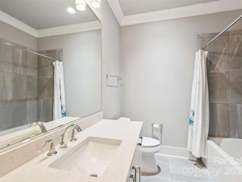 7908 Rea View Court, Charlotte, NC 28226.  MLS# CAR4257499, YatesRealty ID 12354. Upstairs Hall Bathroom