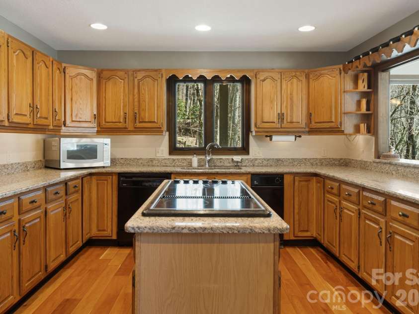 326 El Miner Drive, Mars Hill, NC 28754.  MLS# CAR4359354, YatesRealty ID 12357. Kitchen