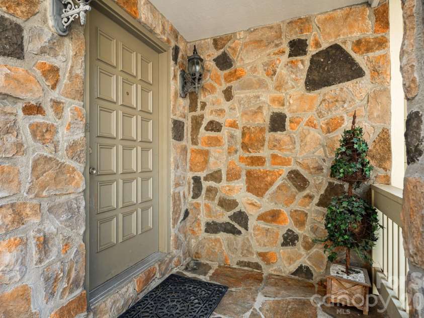 326 El Miner Drive, Mars Hill, NC 28754.  MLS# CAR4359354, YatesRealty ID 12357. Welcome Home