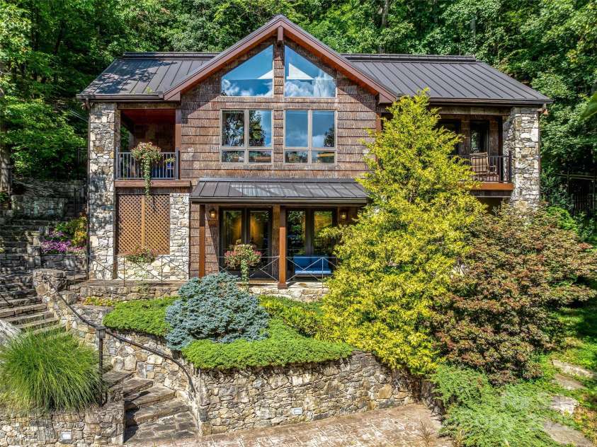 10 Beaverbrook Court, Asheville, NC 28804.  MLS# CAR4246277, YatesRealty ID 1236. Guest House sleeps six with two bedroom suites and Murphy bed in the lower level.