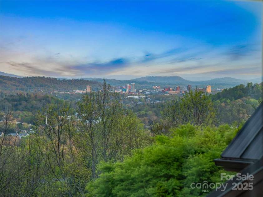 10 Beaverbrook Court, Asheville, NC 28804.  MLS# CAR4246277, YatesRealty ID 1236. Minutes to Downtown Asheville, Golf, Tennis, restaurants, shopping, OLLIE at UNCA and much more