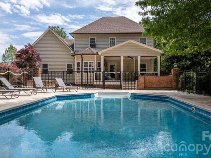 4525 18th Street Lane, Hickory, NC 28601.  MLS# CAR4366352, YatesRealty ID 12363. 4525 18th St Lane NE