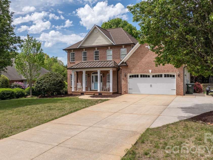4525 18th Street Lane, Hickory, NC 28601.  MLS# CAR4366352, YatesRealty ID 12363. 4525 18th St Lane NE