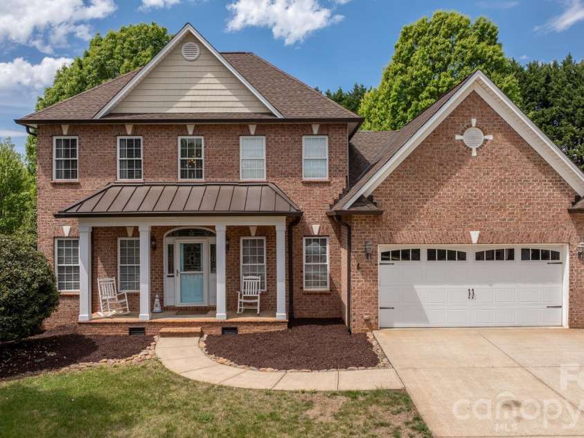 4525 18th Street Lane, Hickory, NC 28601.  MLS# CAR4366352, YatesRealty ID 12363. 