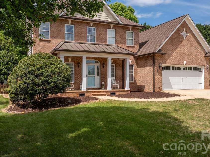 4525 18th Street Lane, Hickory, NC 28601.  MLS# CAR4366352, YatesRealty ID 12363. 