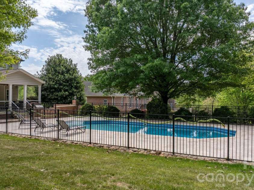 4525 18th Street Lane, Hickory, NC 28601.  MLS# CAR4366352, YatesRealty ID 12363. 