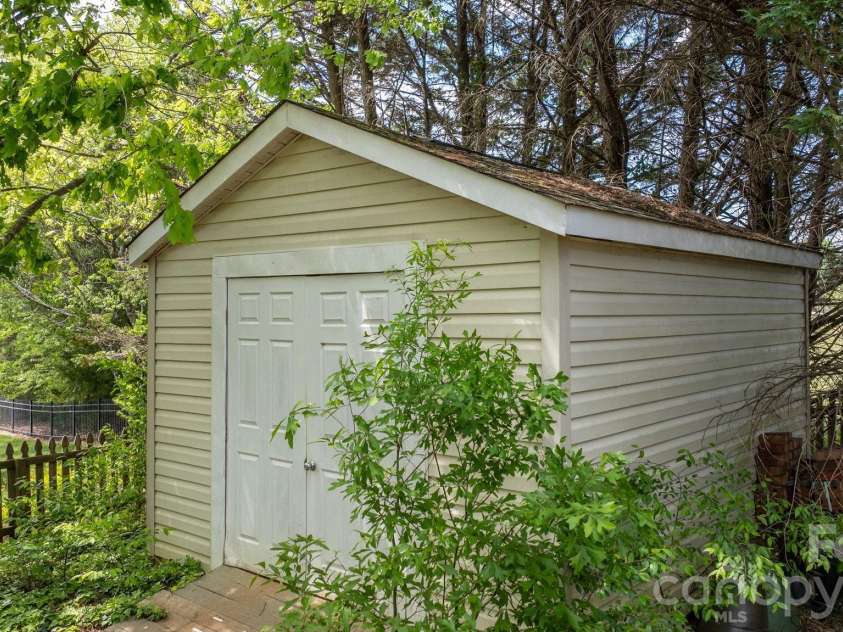 4525 18th Street Lane, Hickory, NC 28601.  MLS# CAR4366352, YatesRealty ID 12363. 