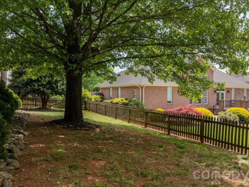 4525 18th Street Lane, Hickory, NC 28601.  MLS# CAR4366352, YatesRealty ID 12363. 